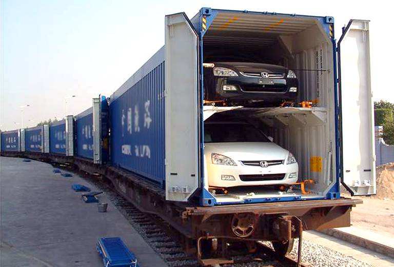 Сколько стоит транспортировать жд контейнером легковую машину  из Екатеринбурга в Ялту